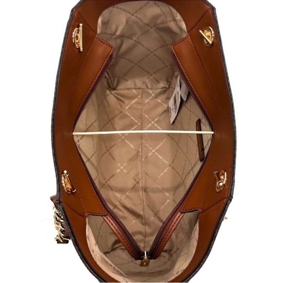 Michael Kors Large Jet Set Travel Chain Shoulder Bag & Trifold
Wallet Brown - Picture 8 of 14